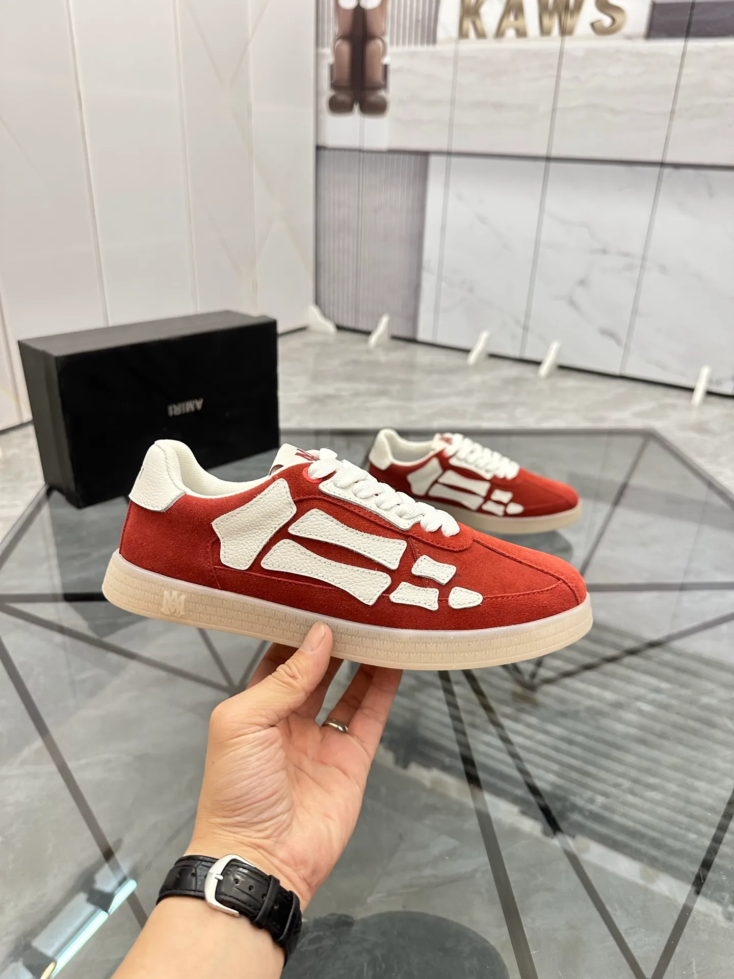 Men's shoes: 💰P420¥ Product trademark: AMIRI* "Amir*" low-top casual shoes Regular size: 38-45 (can be customized to 46) Product material: imported nubuck leather upper, breathable lining, original outsole. Number: 001